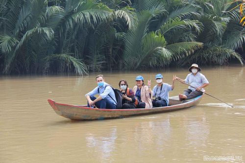 Đoàn tùy viên báo chí nước ngoài thăm và làm việc tại TP. Hồ Chí Minh