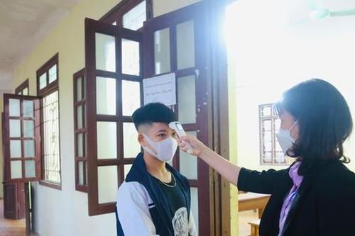 Đổi kế hoạch phút chót, Hà Nội chỉ cho lớp 12 học trực tiếp