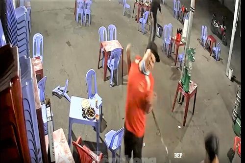 Clip: Cô gái bất lực nhìn bạn cầm mã tấu chém người trong quán nhậu