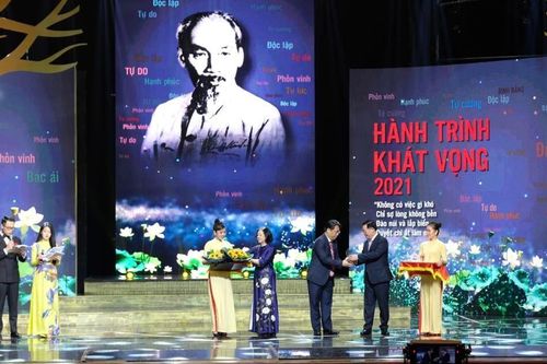 Tôn vinh những tấm gương bình dị, cao quý