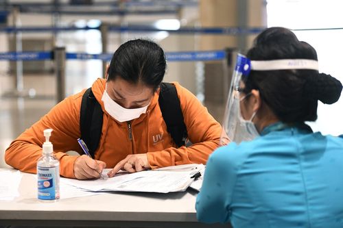 Nên bỏ yêu cầu xét nghiệm với người đi từ TP.HCM đến Hà Nội