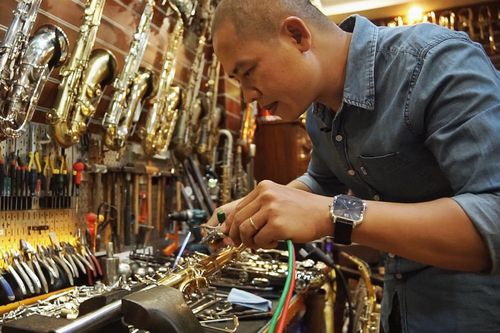 Hơn 20 năm 'chữa lành' kèn saxophone
