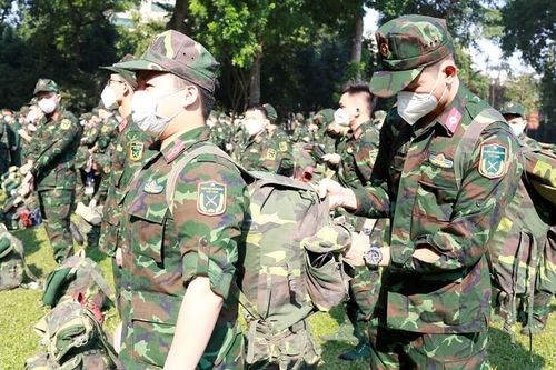 Hàng trăm thầy thuốc áo lính lên đường hỗ trợ các tỉnh miền Nam chống dịch