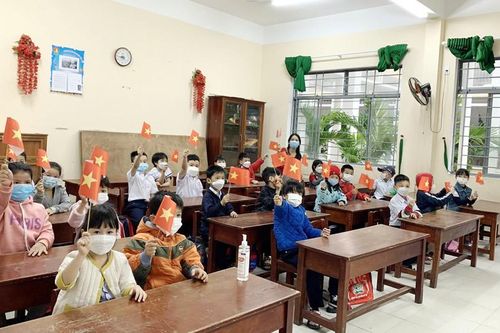 Ngày đầu tiên học sinh khối lớp 1, 8, 9 Đà Nẵng đến trường học trực tiếp