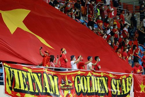 Nghĩa tình CĐV Việt Nam trên đất Singapore ở trận đấu ra quân AFF Cup 2020