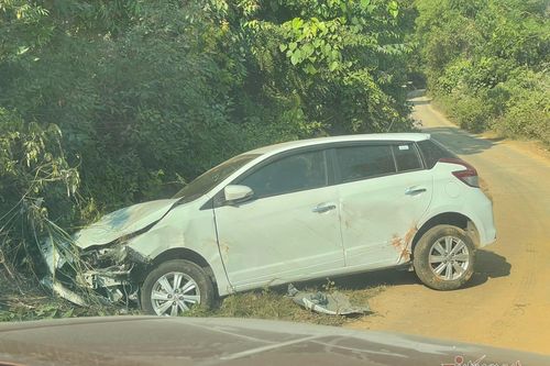 Tài xế bất lực nhìn Toyota Yaris trượt dốc vỡ tan nát ở Chương Mỹ