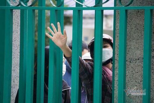 Phụ huynh lo mất ngủ, học trò Hà Nội mang chăn, quần áo tới lớp