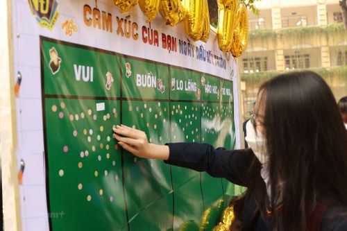 Học sinh khối 12 của Hà Nội đi học trở lại sau thời gian dài nghỉ dịch