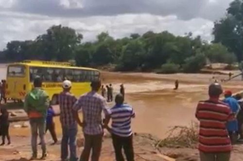 Vụ xe buýt bị nước lũ cuốn trôi ở Kenya: 31 người thiệt mạng