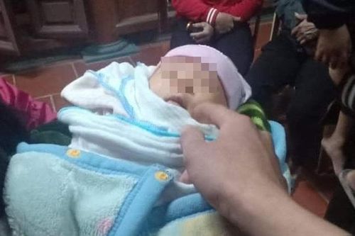 Hà Nam: Bé gái sơ sinh bị bỏ rơi trước cổng chùa kèm lá thư