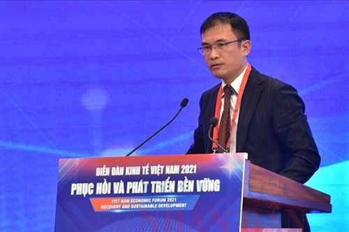Bên cạnh gói hỗ trợ kinh tế, cần để dành cho rủi ro y tế