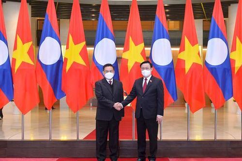 Lãnh đạo Việt Nam tiếp Chủ tịch Quốc hội Lào