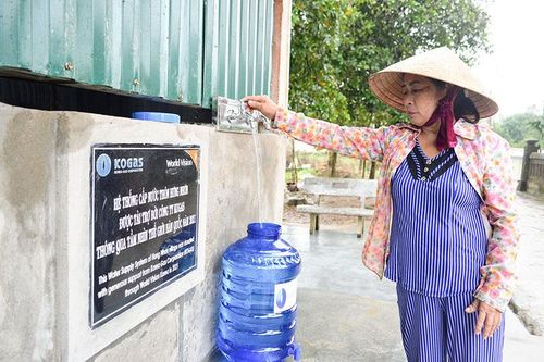 Niềm vui khi nước sạch về đến vùng 'ốc đảo'