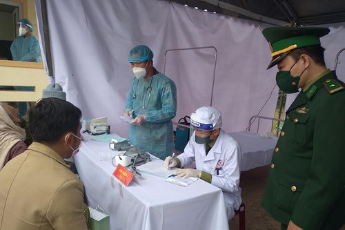 Khám chữa bệnh miễn phí cho người dân huyện Sê Pôn (Lào)