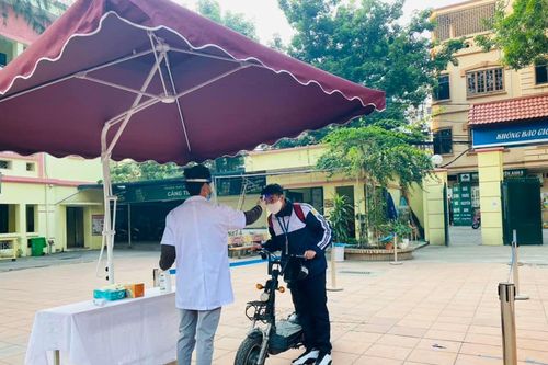 Học sinh lớp 12 tại Hà Nội đi học trở lại