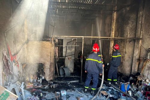 Hải Phòng: Cứu 4 người trong của hàng sửa xe máy bị cháy