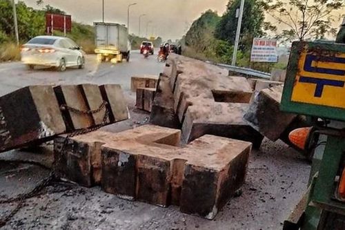 Ôtô đầu kéo làm rơi bê tông xuống đường, một người tử vong