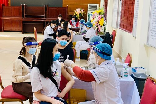 Tiêm vaccine Covid-19 tại quận Thanh Xuân: Học sinh hào hứng, mong sớm trở lại trường