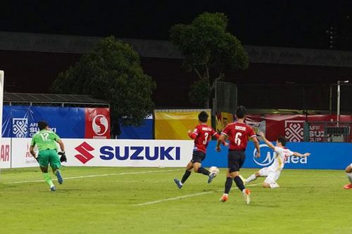 Nhật ký AFF Cup 7/12: VFF thưởng lớn đội tuyển Việt Nam. Tiền đạo đổi áo với Công Phượng.
