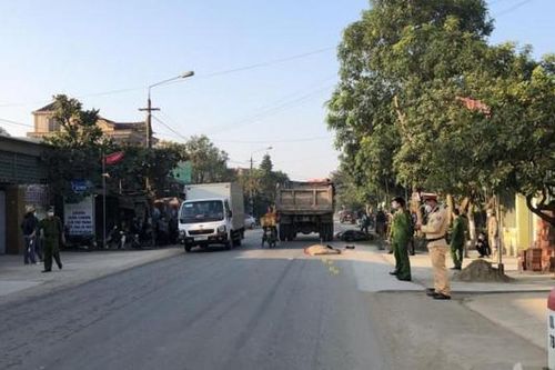 Xe tải va chạm xe máy, cô gái trẻ tử vong thương tâm