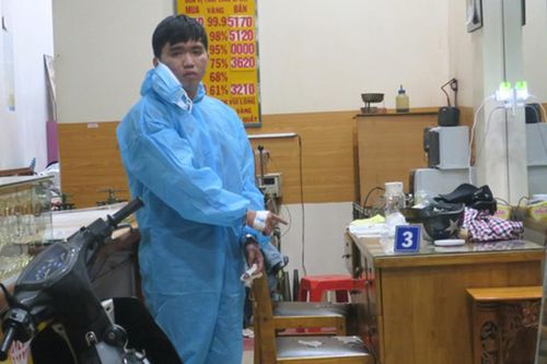 Bắt đối tượng kề dao vào cổ cháu bé 7 tuổi để uy hiếp cướp tiệm vàng