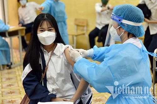 Giám đốc ở Hà Nội nói phương án tiêm sau tạm dừng 2 lô vắc xin Covid-19 gia hạn