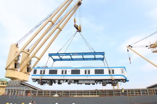 Bốn đoàn tàu tuyến metro số 1 Bến Thành-Suối Tiên về Việt Nam
