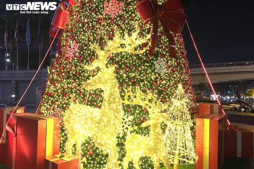 Trung tâm thương mại Hà Nội trang hoàng rực rỡ đón Giáng Sinh