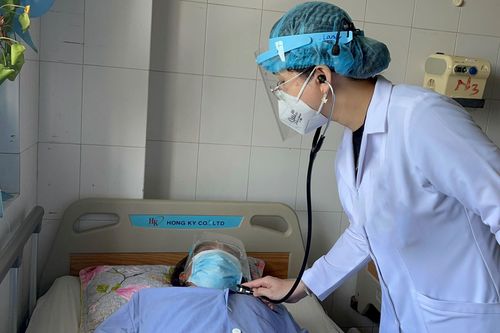 Hy hữu hạt Hồng xiêm lọt vào phổi người đàn ông 26 năm