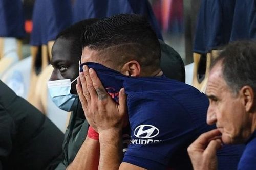 Suarez khóc sau khi bị chấn thương
