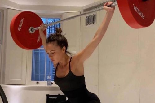 Victoria Beckham tập tạ để giữ dáng