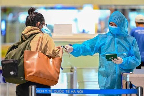 Người nhập cảnh đã tiêm đủ liều vaccine được tự cách ly