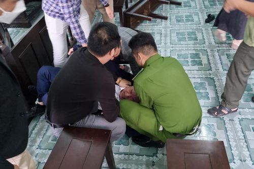 Giám đốc công ty bất động sản nghi uống thuốc diệt côn trùng tại tòa