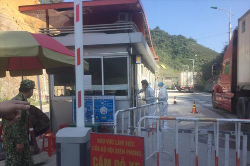 Ứng phó biến chủng mới Omicron: Tăng giám sát hội chứng cúm, viêm phổi