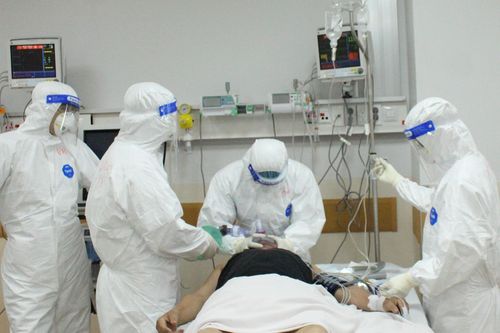 Mở rộng quy mô bệnh viện Hồi sức COVID-19: Nhân sự gặp khó