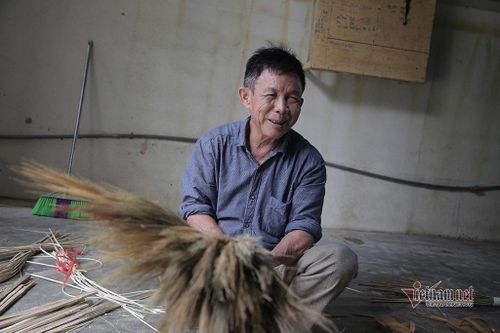 Sang Lào gom hàng, cả làng sung túc nhờ làm chổi đót