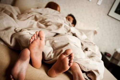 Anh chồng âm thầm từ xa về thăm vợ để tạo bất ngờ, cái kết đau đớn gặp bạn 'chí cốt' trong phòng vợ