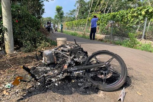 Truy tìm kẻ chém nhiều người, đốt xe, nghi vấn đưa 1 thiếu nữ khỏi hiện trường