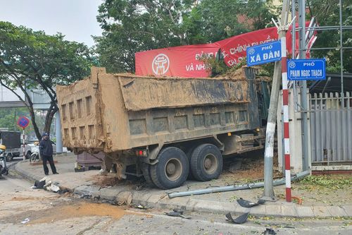 Sau va chạm, xe tải húc đổ tường trường học ở Hà Nội
