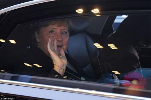 Bà Angela Merkel xúc động vẫy tay chào tạm biệt sau 16 năm làm Thủ tướng Đức