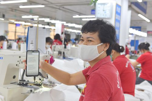 Người lao động rút mạnh BHXH một lần: Cách nào níu họ ở lại?