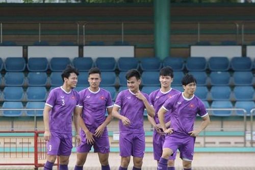 Thầy Park bị 'om' khi đá bóng ma, buổi tập của ĐT Việt Nam đầy ắp tiếng cười