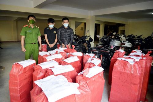 Khởi tố vụ vận chuyển gần 9 tạ pháo lậu
