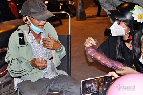 Ông lão vá xe đêm xúc động vì lần đầu được người dưng tặng áo, cho tiền