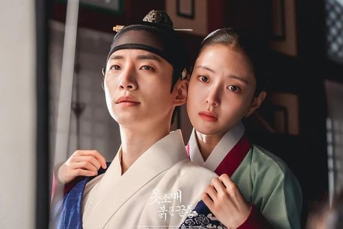 3 lý do khiến dân tình đổ xô xem 'The Red Sleeve' của Lee Junho, lấn át siêu phẩm chị đẹp Song Hye Kyo