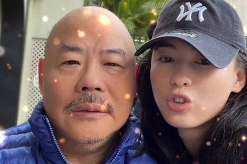 Từng khốn khổ vì bố là giang hồ thiếu nợ, Trương Bá Chi bất ngờ đăng ảnh ôm hôn ông