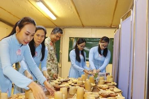 Bạn bè quốc tế ấn tượng với món ăn Việt Nam tại bệnh viện dã chiến