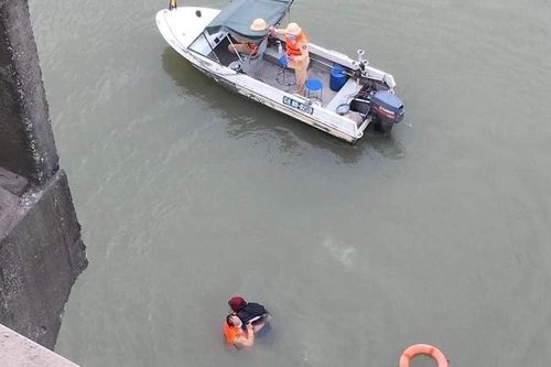Cảnh sát giao thông Thủy đoàn I cứu sống cô gái nhảy cầu