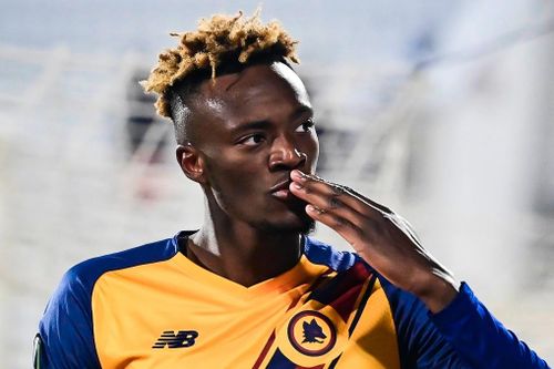 Tammy Abraham đưa AS Roma lên ngôi đầu bảng