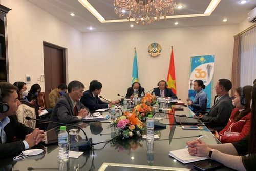 Hội thảo bàn tròn 'Kazakhstan-30 năm phát triển bền vững'